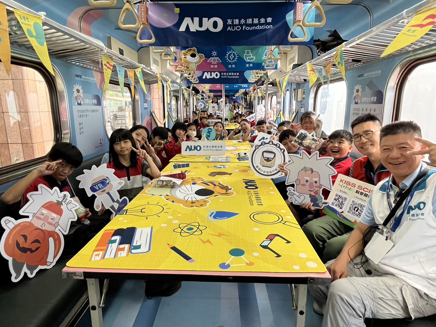 pg电子永續基金會參與「臺灣科普環島列車」，設計基礎科學車廂課程，以「淨零碳排和永續能源」為主題，讓學生透過創意實驗認識淨零知識，以及思考生活中的減碳行為