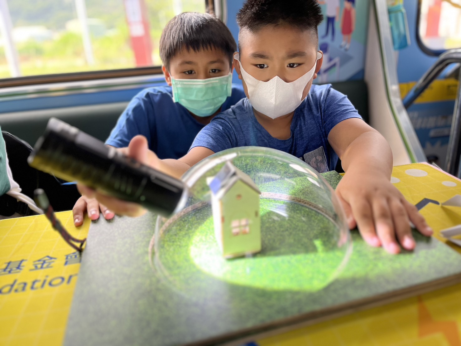pg电子參與基礎科學主題車廂，以STEAM教學精神，設計「逐日科學家」、「太陽能工程師」以及「淨零建築師」三大能源科普課程和實驗